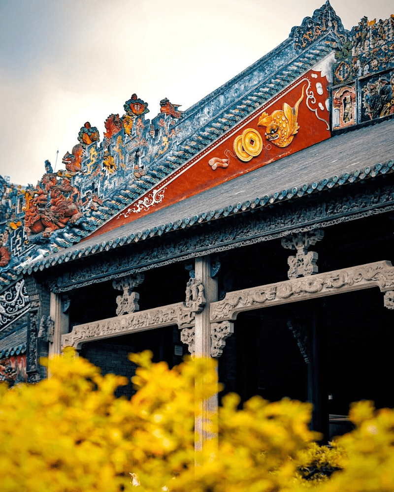Intricate Lingnan-style architecture at Chenjiaci in Guangzhou, showcasing vibrant rooftop decorations and traditional carvings.