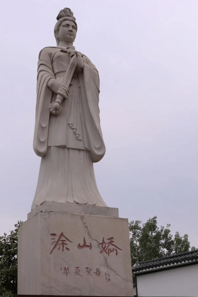 Statue of Tu Shan Jiao, the wife of Emperor Yu the Great, symbolizing loyalty and perseverance.