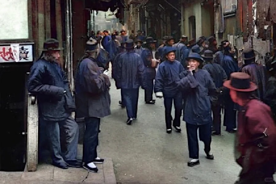 A colorized historical photograph of Taishanese immigrants in San Francisco’s Chinatown in the early 1900s, dressed in traditional attire.