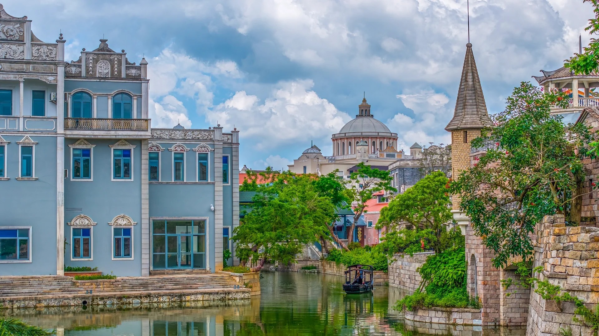 A canal lined with European-style heritage buildings in Kaiping, reflecting the rich history and cultural legacy of the Siyi Greater Bay Area.